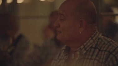Küba müzik üçlüsü gece kulübünde oynuyor.