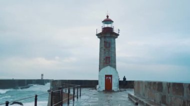 deniz feneri ve deniz dalgaları doğa arka planında