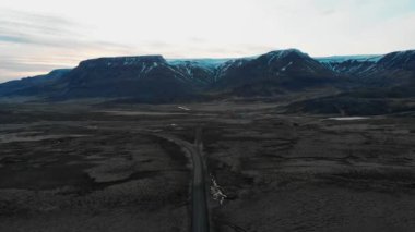 İzlanda 'daki dağların hava manzarası.