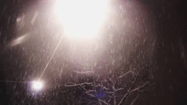 Kış yolu yakınında sokak lambaları  