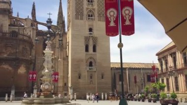 Çinli turist kadınlar arka planda Katedral ile terasta oturuyorlar, Sevilla, İspanya 'da.