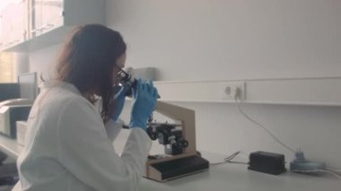 bir laboratuvarda çalışan kadın bilim adamı