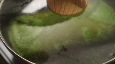 Kahvaltı hazırlıkları sırasında sıcak tavanın kapağını leziz yeşil omletle kapatıyorlar.