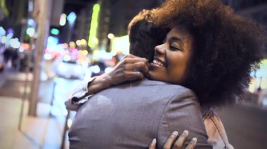 Birbirine aşık çiftler gece şehir sokağında