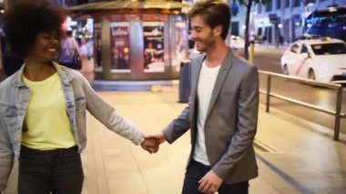 Birbirine aşık çiftler gece şehir sokağında