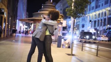 Birbirine aşık çiftler gece şehir sokağında