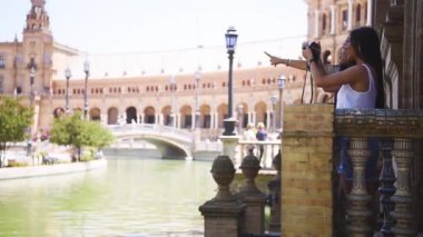 Sevilla İspanya Meydanı 'nda fotoğraf çeken gülümseyen Çinli kadınlar (Plaza Espana)
