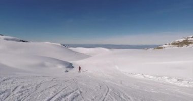 Kayak yapan bir kadının en üst görüntüsü 