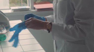 Laboratuvarda çalışan kadın bilim adamı.