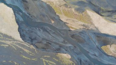 Nehrin soyut arkaplanı ve nehirdeki su