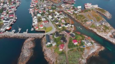 Şehrin yüksek kayalıklardaki manzarası, Lofoten.