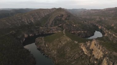 Bataklık ve tepelerin manzarası 