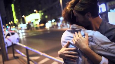 Birbirine aşık çiftler gece şehir sokağında