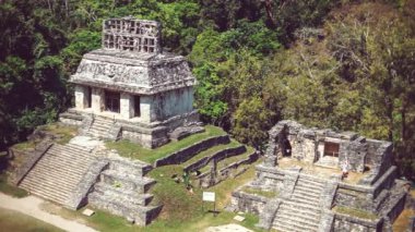 Meksika 'daki Maya tapınağının kalıntıları.