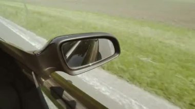 Yol boyunca giden arabanın dikiz manzarası