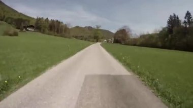 Yoldan geçen bir arabanın görüntüsü