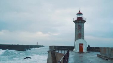 deniz feneri ve deniz dalgaları doğa arka planında
