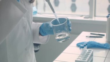 bir laboratuvarda çalışan kadın bilim adamı