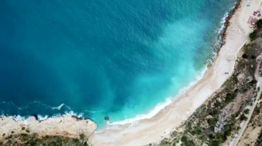 Doğanın arka planında deniz ve kumsal manzarası