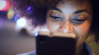 telefonu kullanan genç kadın 