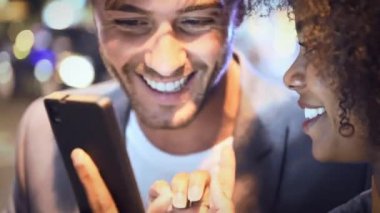 Birbirine aşık çiftler gece şehir sokağında