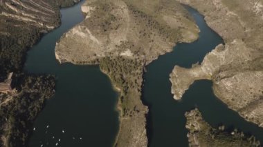 Bataklık ve tepelerin manzarası 