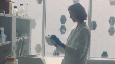 Laboratuvarda çalışan kadın bilim adamı.