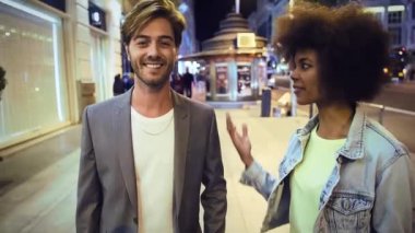 Birbirine aşık çiftler gece şehir sokağında