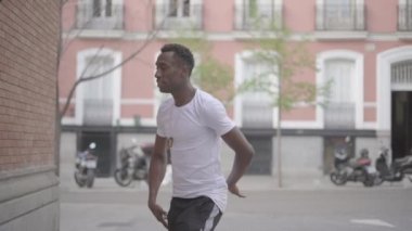 Yakışıklı, Afro-Amerikan bir adamın şehir sokaklarındaki portresi.