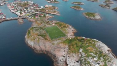Şehrin yüksek kayalıklardaki manzarası, Lofoten.
