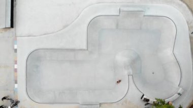 Bisiklet süren adamlarla kaykay parkı