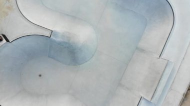 Bisiklet süren adamlarla kaykay parkı 