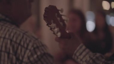 Küba müzik üçlüsü gece kulübünde oynuyor.