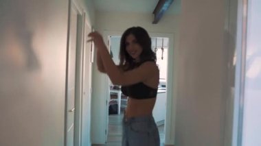 Seksi esmer kadın iç çamaşırı