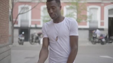 Yakışıklı, Afro-Amerikan bir adamın şehir sokaklarındaki portresi.