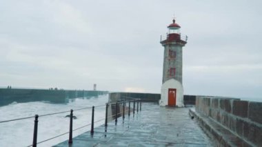Deniz feneri, deniz kıyısında.
