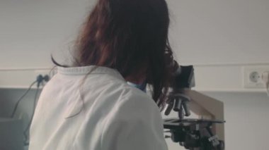 bir laboratuvarda çalışan kadın bilim adamı