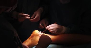 Ameliyat sırasında ameliyathanede bir cerrahın yakından görüntüsü.