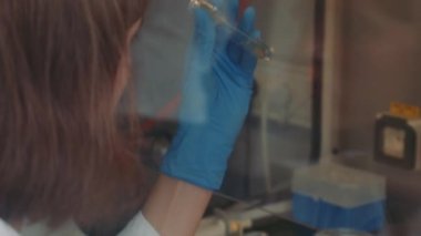 Laboratuvarda çalışan kadın bilim adamı.