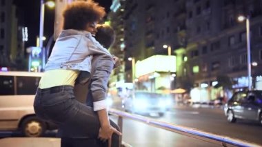 Birbirine aşık çiftler gece şehir sokağında