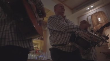 Küba müzik üçlüsü gece kulübünde oynuyor.