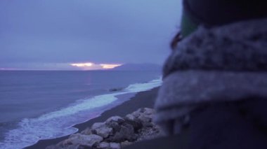  Kadın kışın kumsalda doğa arka planında