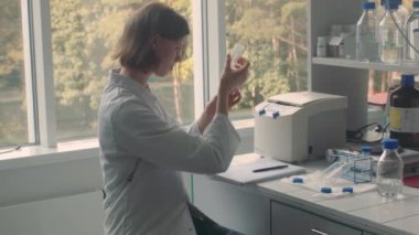 Laboratuvarda çalışan kadın bilim adamı.