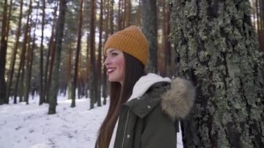 Genç ve mutlu bir kadın kış ormanında