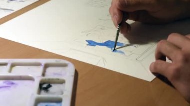 Çizim yapan bir adam. kapat - yukarıdan görünüm.