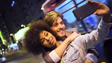 Birbirine aşık çiftler gece şehir sokağında