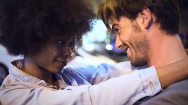 Birbirine aşık çiftler gece şehir sokağında