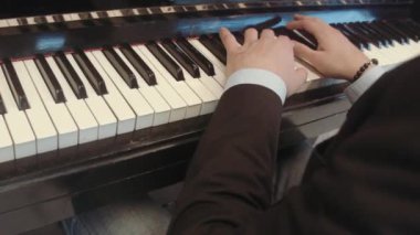 Piyano çalan adam, yakın çekim görüntüsü