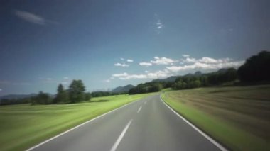 Yoldan geçen bir arabanın görüntüsü