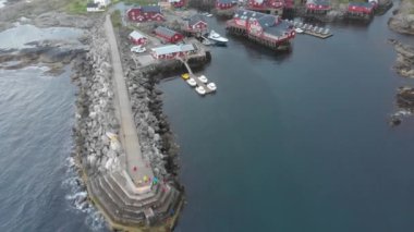 Uçurum ve deniz kenarındaki evler